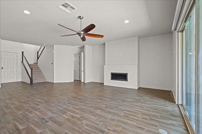 Building Photo - Fabulous Home with NexGen Sutie!