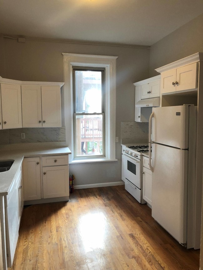 Building Photo - 900 W Newport Ave