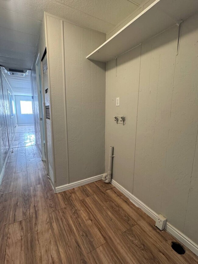 Building Photo - SALINA RENTALS - TRLR #3