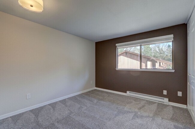 Building Photo - Amazing Bridle Trails 3BR 1.75BA Townhome ...