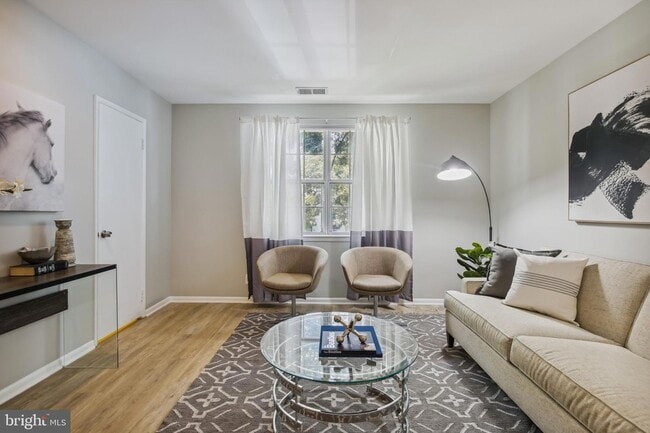 Building Photo - 2623 S Walter Reed Dr