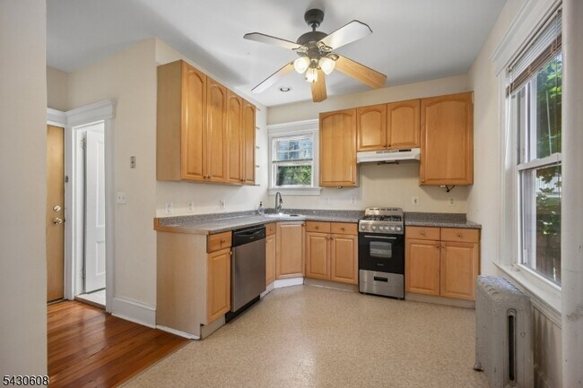 Building Photo - 76 Montague Pl