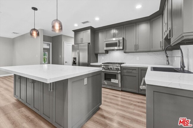 Building Photo - 13964 La Maida St
