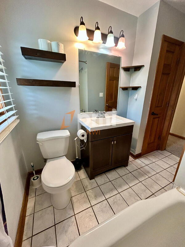 Building Photo - 5107 White Oak Terrace