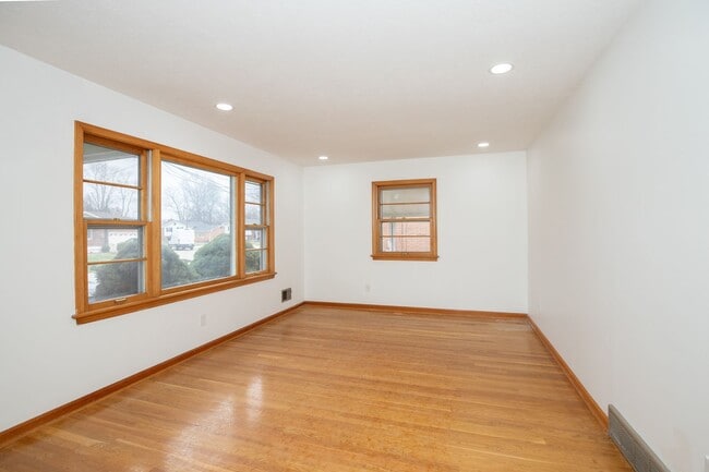 Building Photo - ? Remodeled Shivley 3 Bedroom, 1.5 Bathroom Home! ?