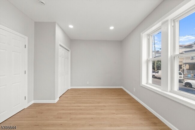 Building Photo - 57 Henry St