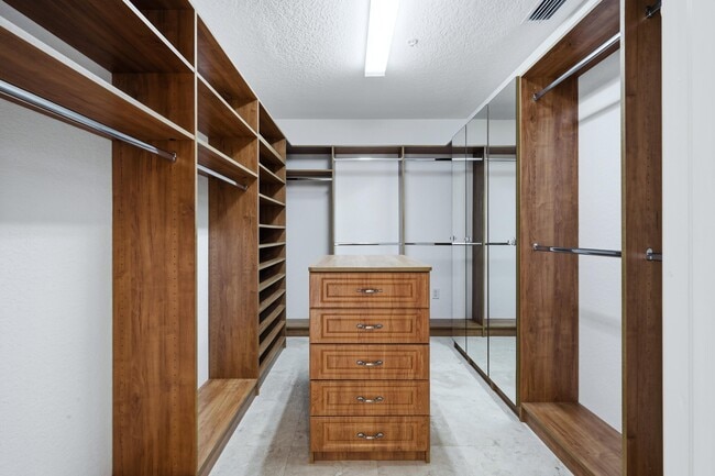 Building Photo - 1640 Presidential Way