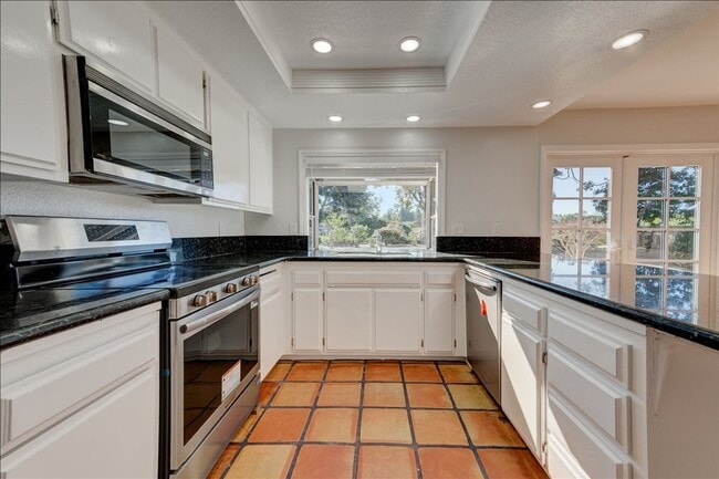 Building Photo - 407 Village Center Dr