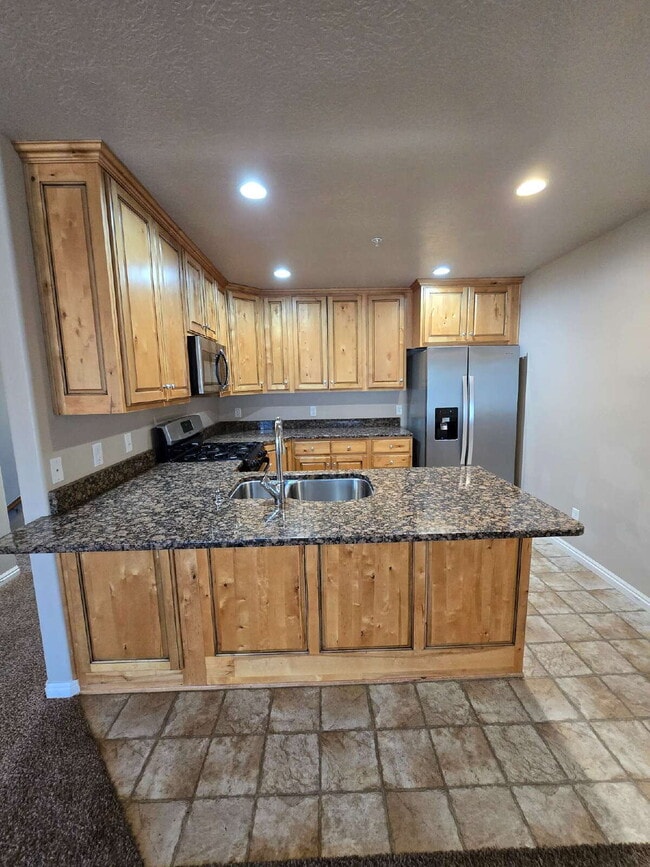 Building Photo - Centrally Located Condo with Garage!