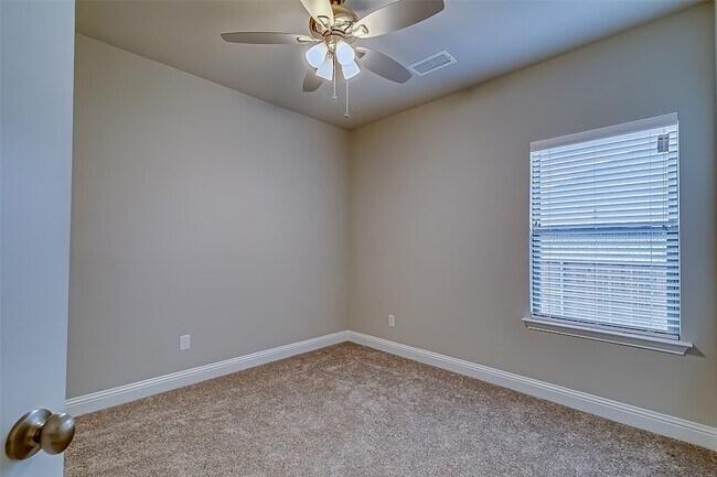 Building Photo - 327 Sweetspire Dr