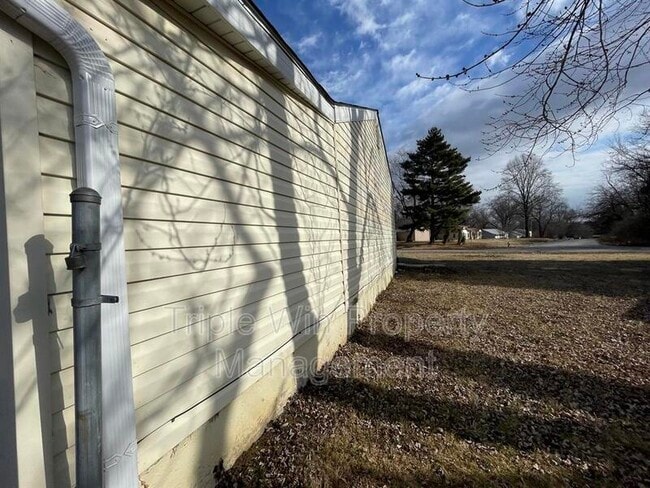 Building Photo - 10261 Imperial Dr