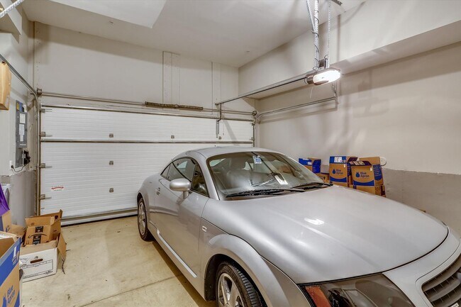 Building Photo - GREAT LOCATION!! Stunning 3BD/3.5BA luxury 4-level townhouse!