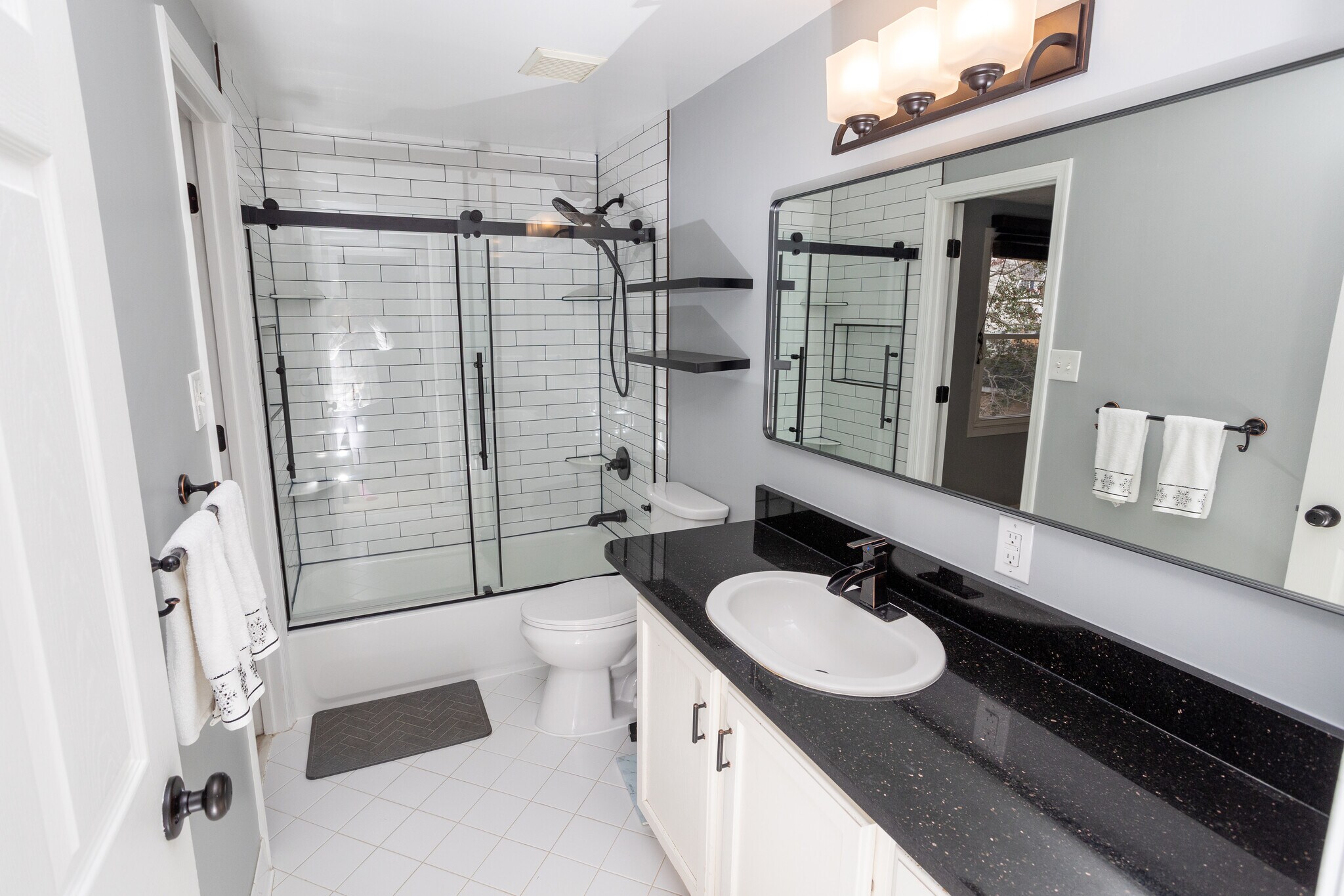 Upstairs Bathroom - 16003 Fairway Dr