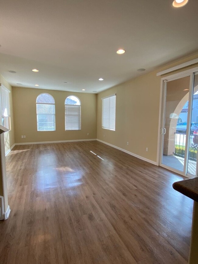 Building Photo - San Ramon Gale Ranch Townhouse 3BD/2.5BA with 4th Room for Office Loft! Community Pool Included!