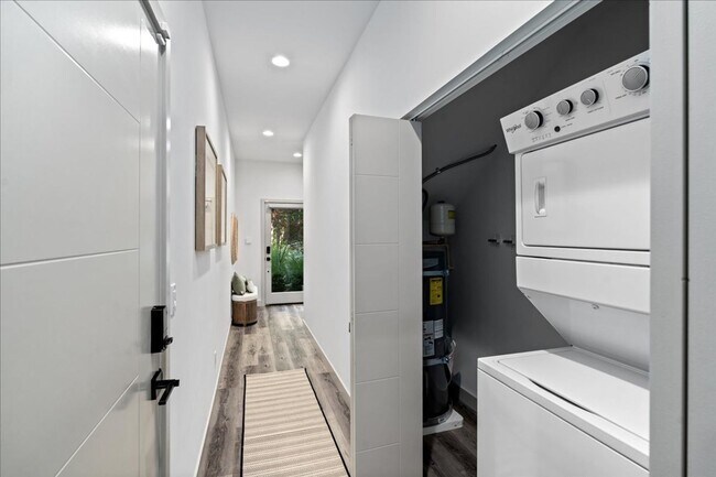 Building Photo - West Seattle - 3 Bedroom - 2.5 Bathroom w/ AC!