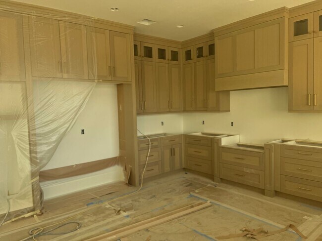 Building Photo - Gorgeous 6 bedroom with Pool and RV Garage