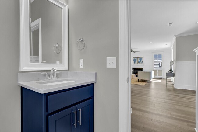 Building Photo - 4 bedroom, 3.5 bath Hampstead home in Sanc...