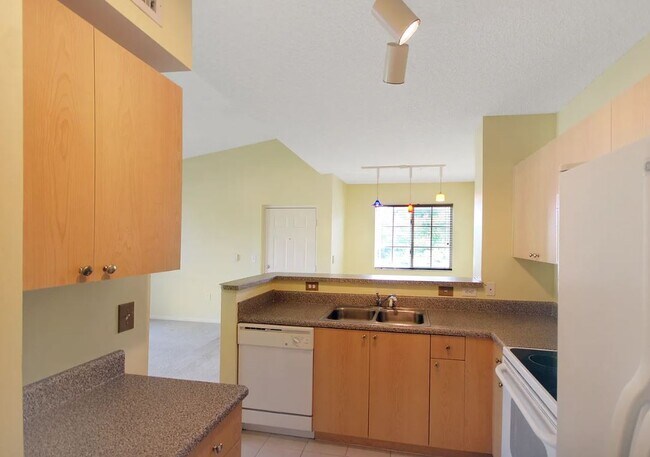 Building Photo - 8010 N Nob Hill Rd