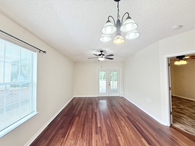 Building Photo - 3-Bedroom Duplex