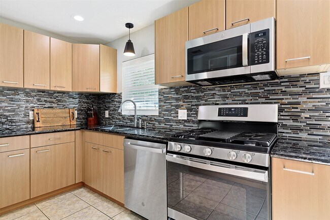 Building Photo - 2015 Woodcrest Dr