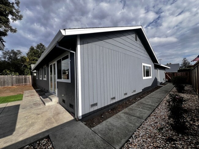 Building Photo - East Petaluma Four Bedroom Home