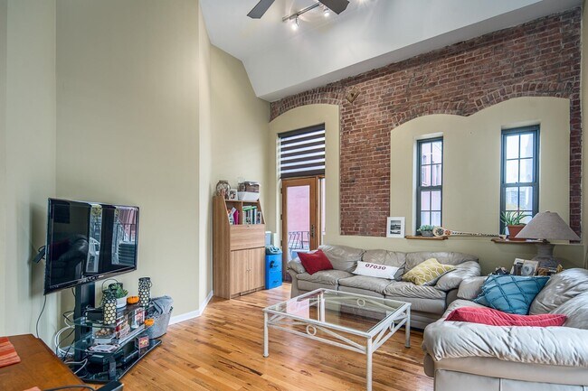 Building Photo - 1015 Grand St