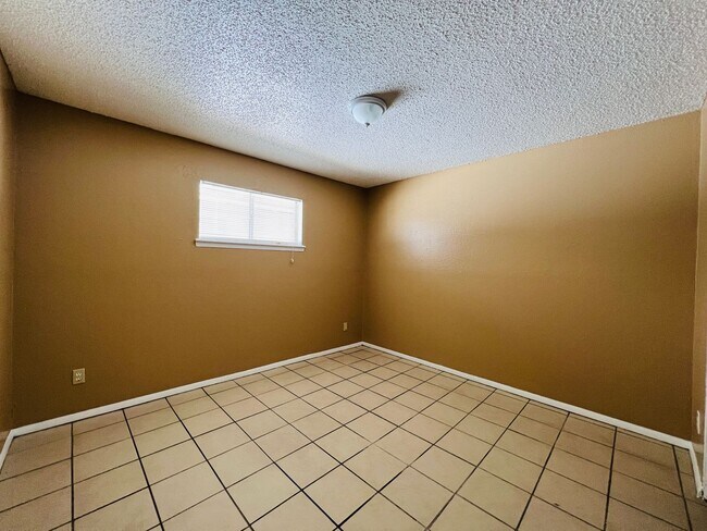 Building Photo - 1402 S Espina St