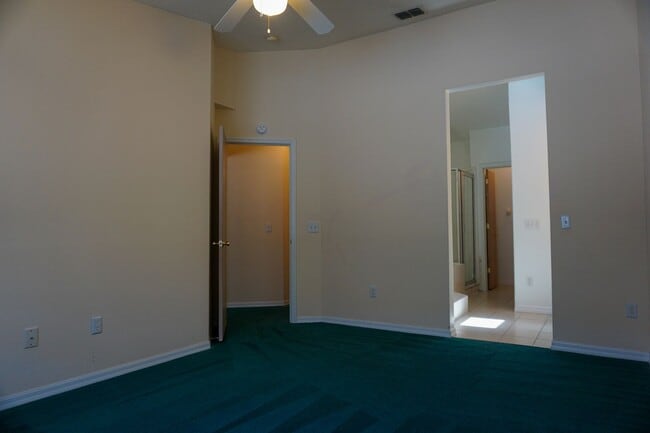 Building Photo - TownHome in Island Club West