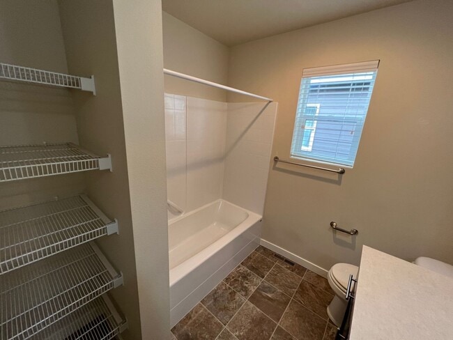 Building Photo - Amazing Puyallup Home waiting for you!