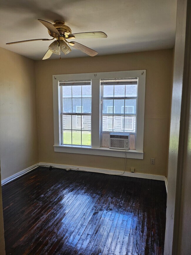 Building Photo - 420 Moss St