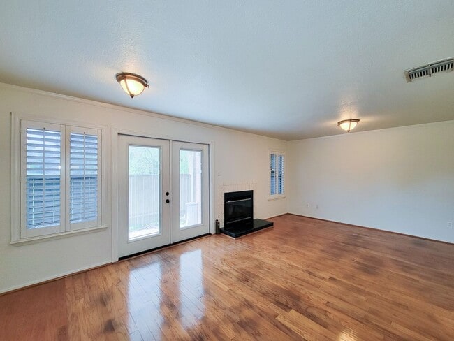 Building Photo - This corner unit is great because being on the end unit is more private and there are no condo's ...