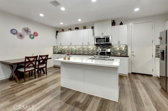 Building Photo - 13 Savannah