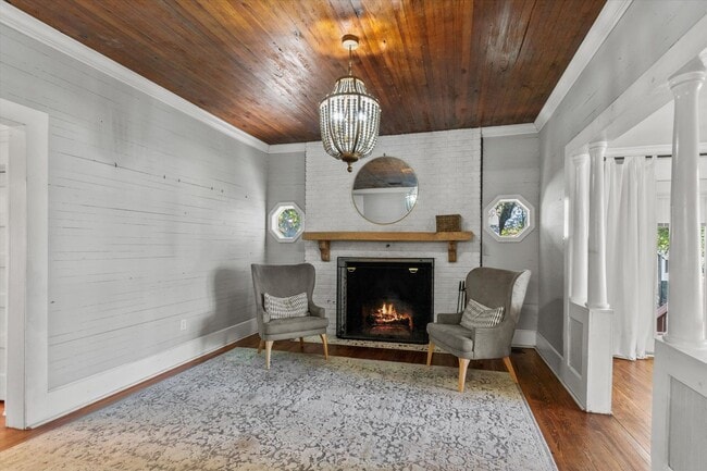 Building Photo - Country Classic with Modern Convenience!