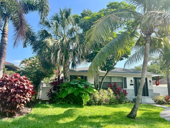 Building Photo - FULLY FURNISHED 2/2 OLD NE BUNGALOW