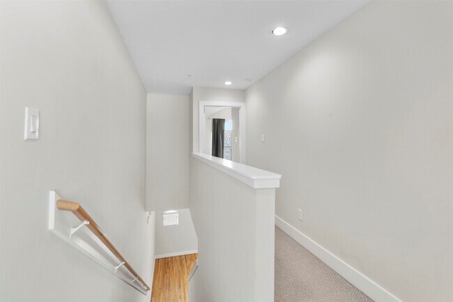 Building Photo - 8715 Meadowcroft Dr