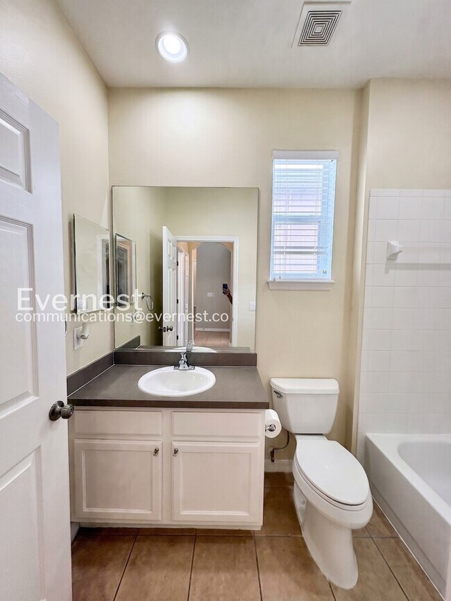 Building Photo - Limited Time Special Offer / 3 Bed, 2 Bath Home with Garage / Pet-Friendly / Vouchers Accepted / ...