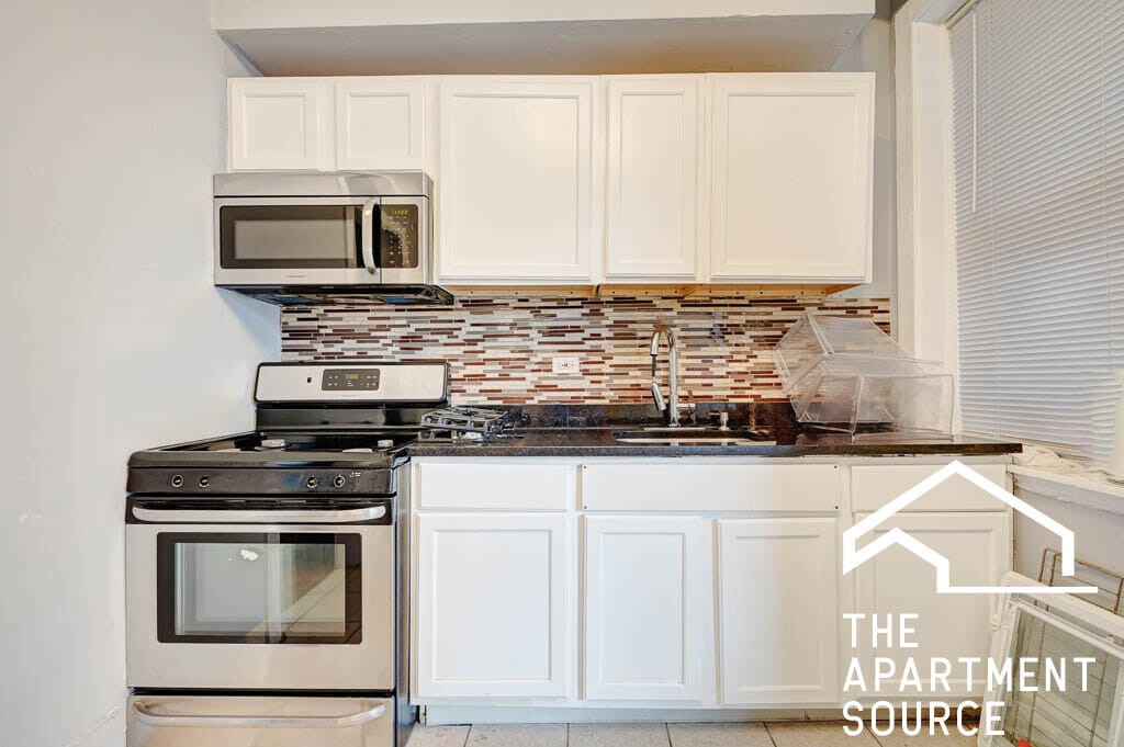 Building Photo - 907 W Belmont Ave