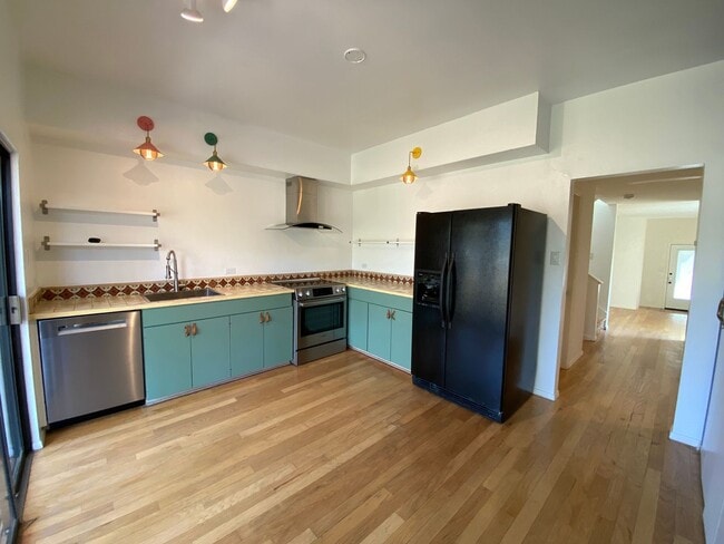 Building Photo - Alamo Heights Gem ~  2 / 2.5 Multi-Level C...