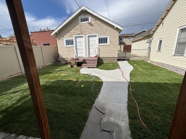 Building Photo - 1145 W Platinum St