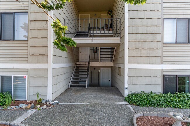 Building Photo - 2 Bedroom Downstairs Condo with Washer/Dry...
