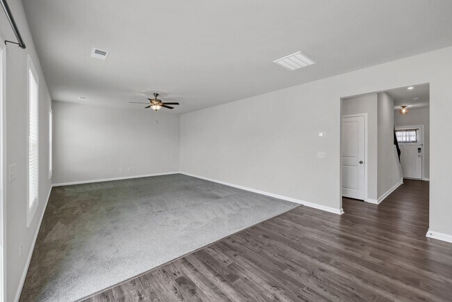 Building Photo - Sophisticated Like-New 4-Bedroom Home with Designer Finishes & Fenced Backyard!