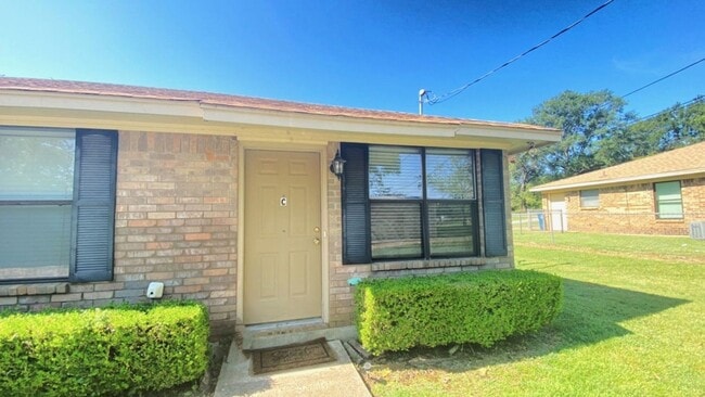 Building Photo - 203 Memory Ln