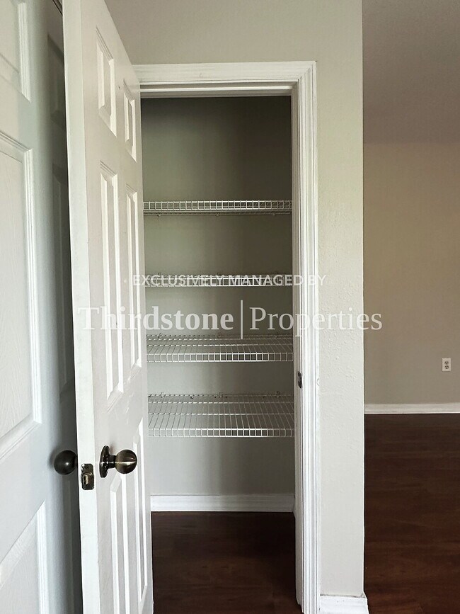 Building Photo - 7800 Point Meadows Dr