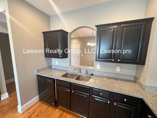 Building Photo - Luxurious Colonial Green Townhome