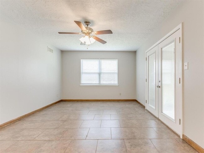 Building Photo - 306 S Mercedes Dr