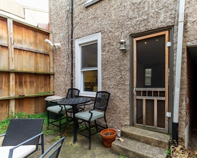 Building Photo - Charming 2 Bedroom 1 bath Row near Rittenh...