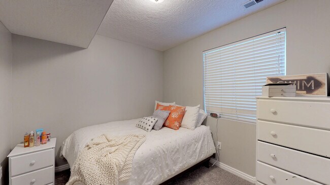 Building Photo - 4058 Valderrama