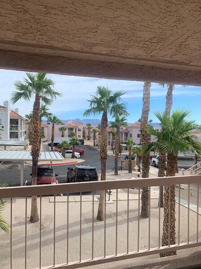 Building Photo - Las Palmas Condo