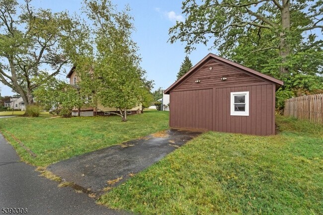 Building Photo - 400 Main St