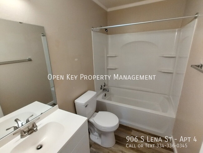 Building Photo - 906 S Lena St